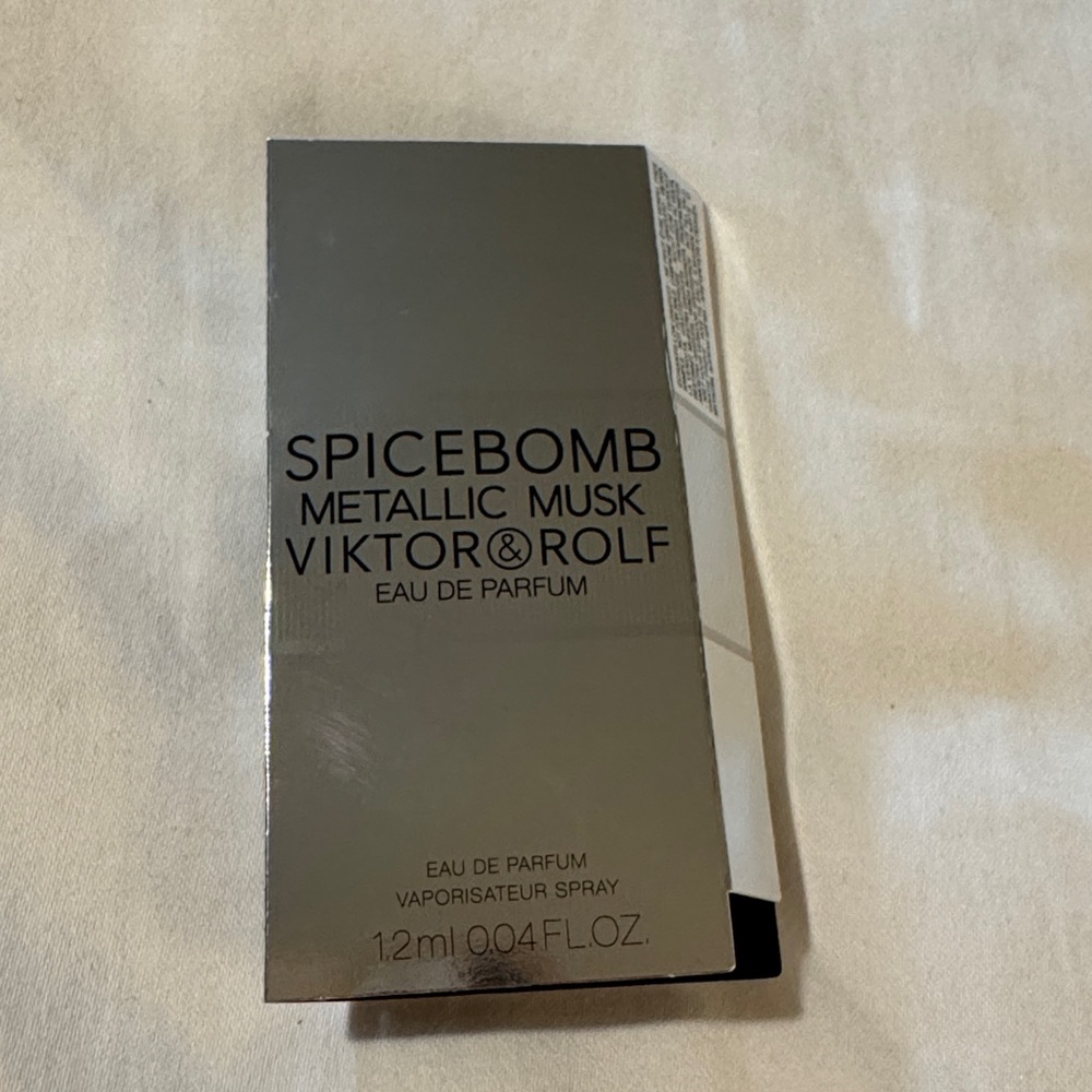 SAMPLE- Viktor & Rolf Spicebomb Metallic Musk Eau de Parfum - Black and Silver